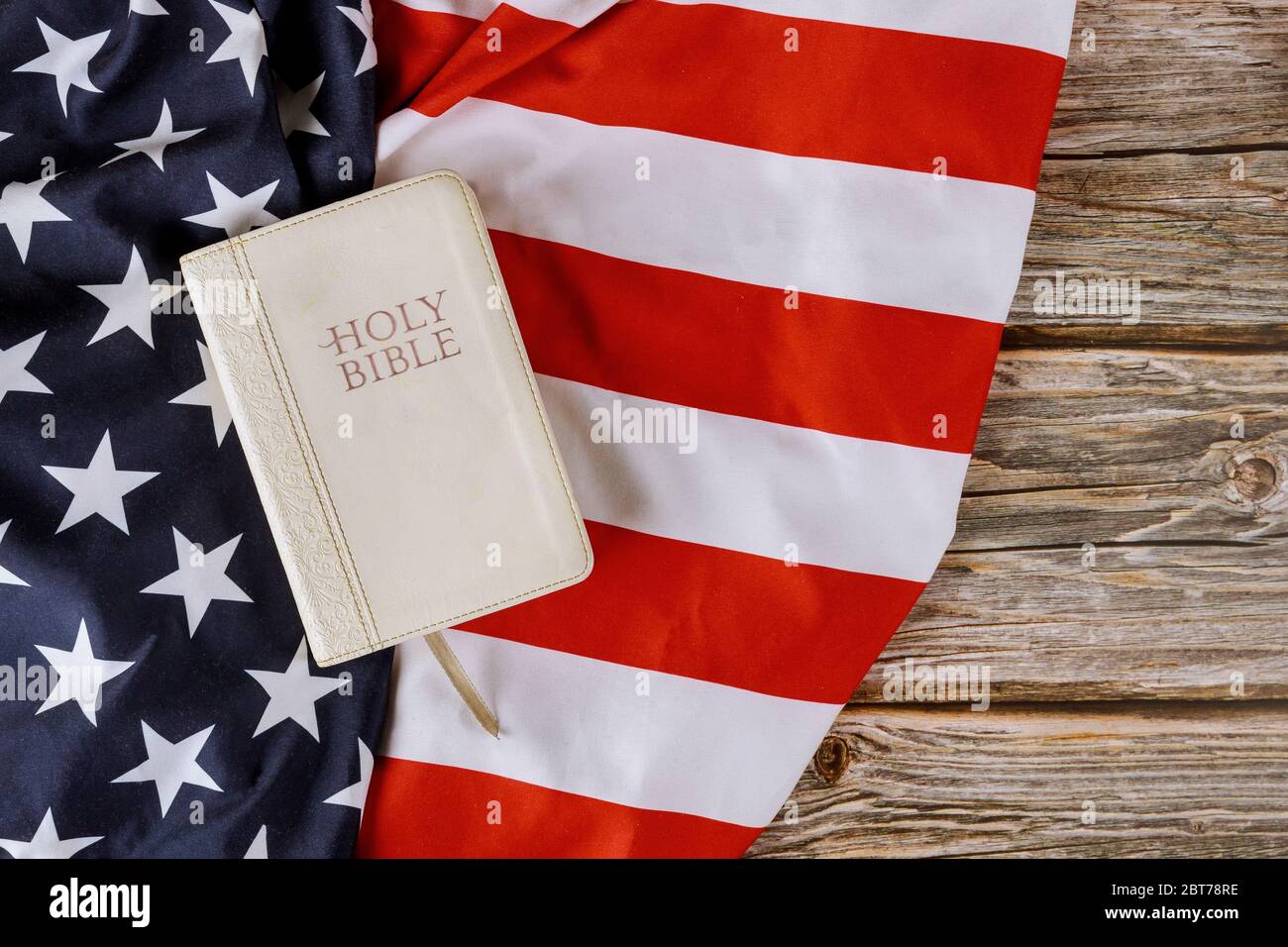 Prière pour l'amérique dans la Sainte Bible sur le fond de bois de drapeau américain Banque D'Images