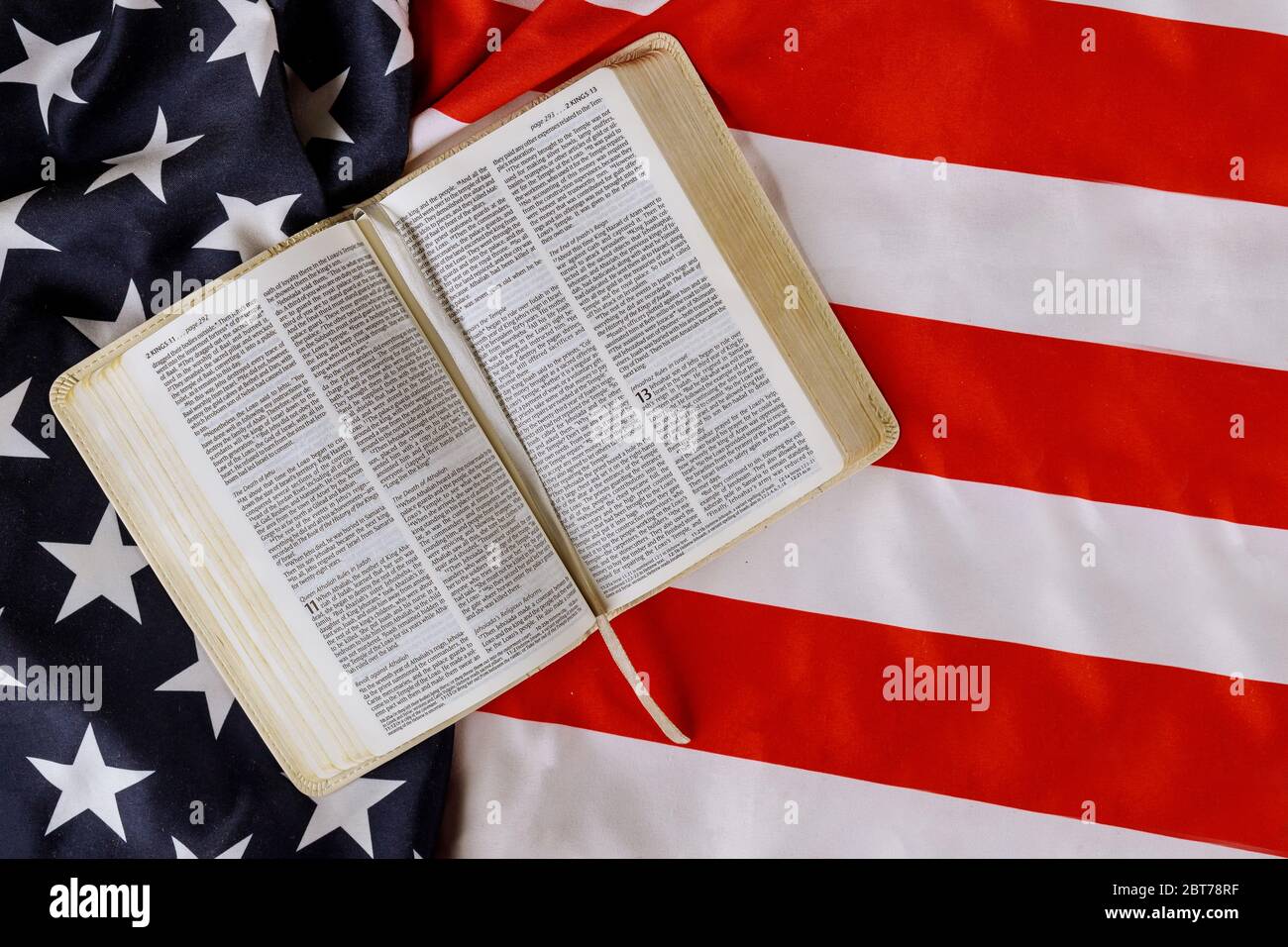 Los Angeles CA US 16 MAI 2020: Drapeau américain avec la Bible du livre Saint ouverte en lecture avec la prière pour l'amérique sur le drapeau américain Banque D'Images