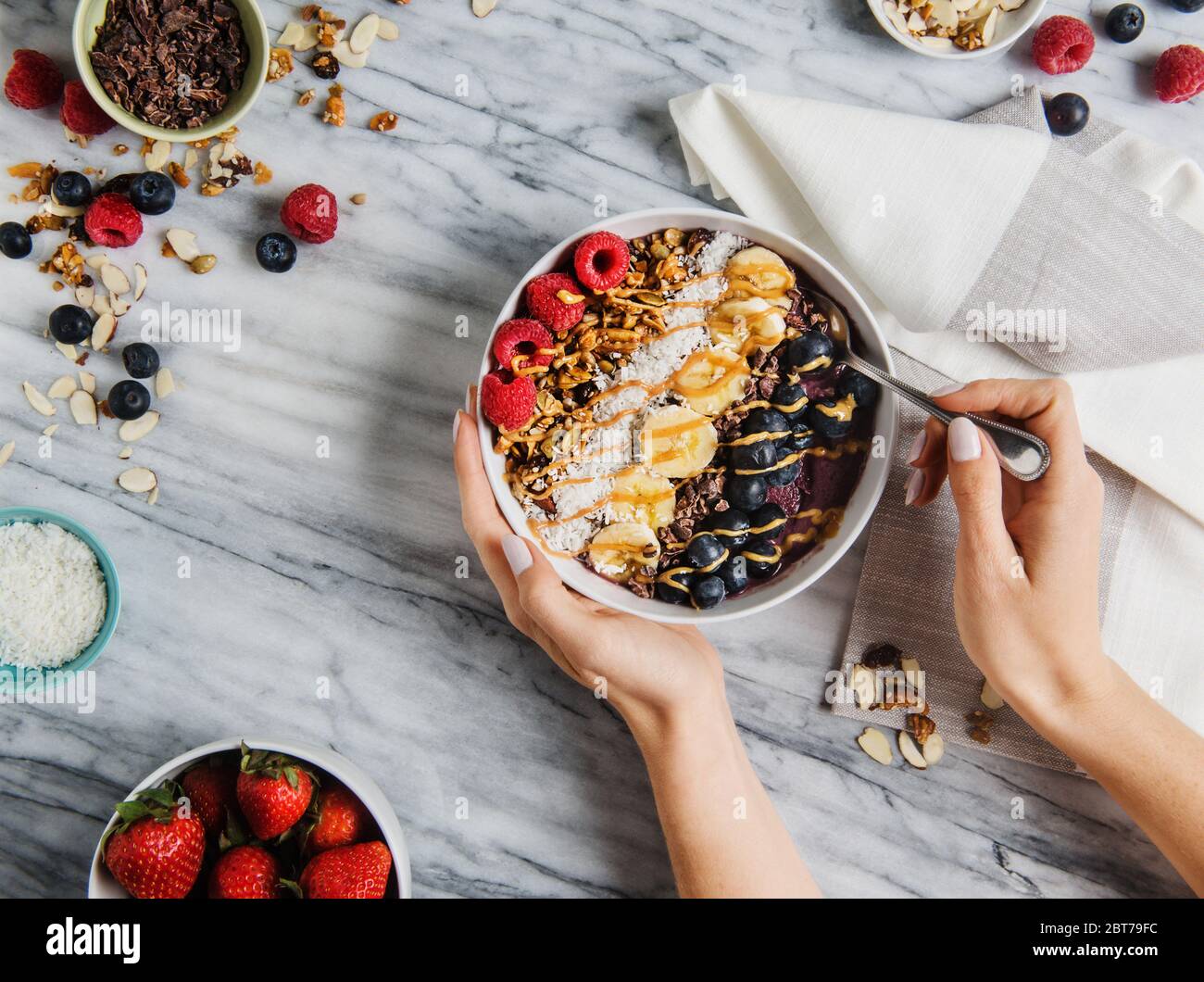 Bol Açai avec myrtille, banane, noix de coco, granola et framboises Banque D'Images