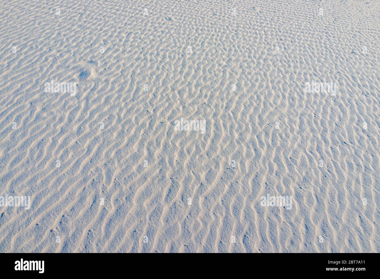 Dunes de sable blanc monument national sable de gypse avec ondulation abstraite modèle ondulé avec empreinte à la Luz, Nouveau-Mexique Etats-Unis en Amérique Banque D'Images