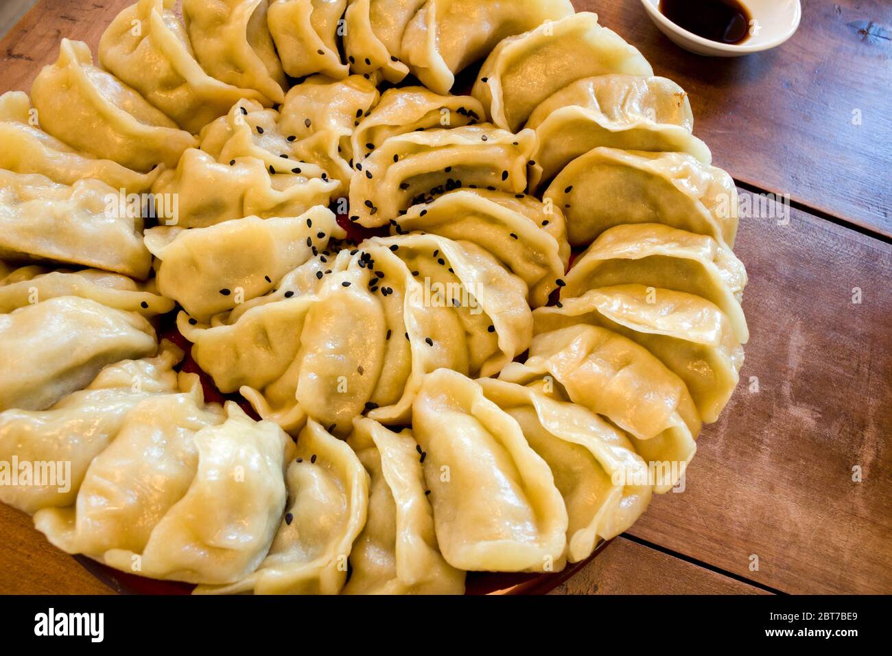 Boulettes chinoises faites à la main Jiaozi aux graines de sésame noir joliment disposées en cercle pour le nouvel an chinois Banque D'Images