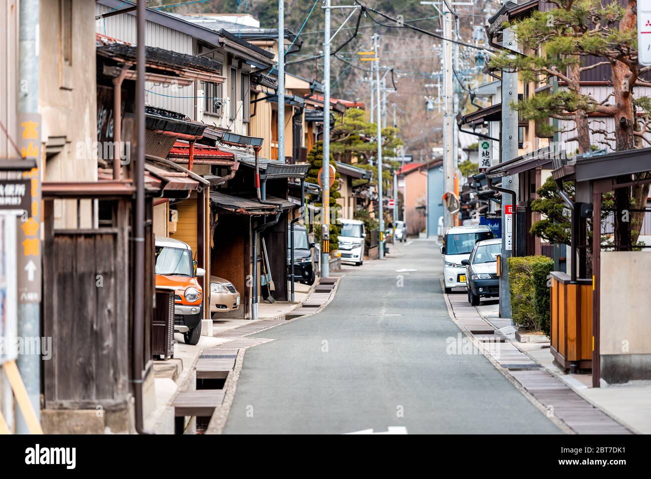 Takayama, Japon - 6 avril 2019 : préfecture de Gifu au Japon avec des maisons traditionnelles en bois sur la rue d'allée et personne pendant la journée Banque D'Images