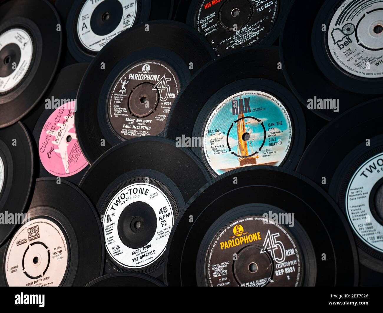 Sélection de vinyle vintage 45rpm simples montrant différents labels de disques, le populaire single de 7 pouces a été publié pour la première fois en 1949 par RCA Victor. Banque D'Images