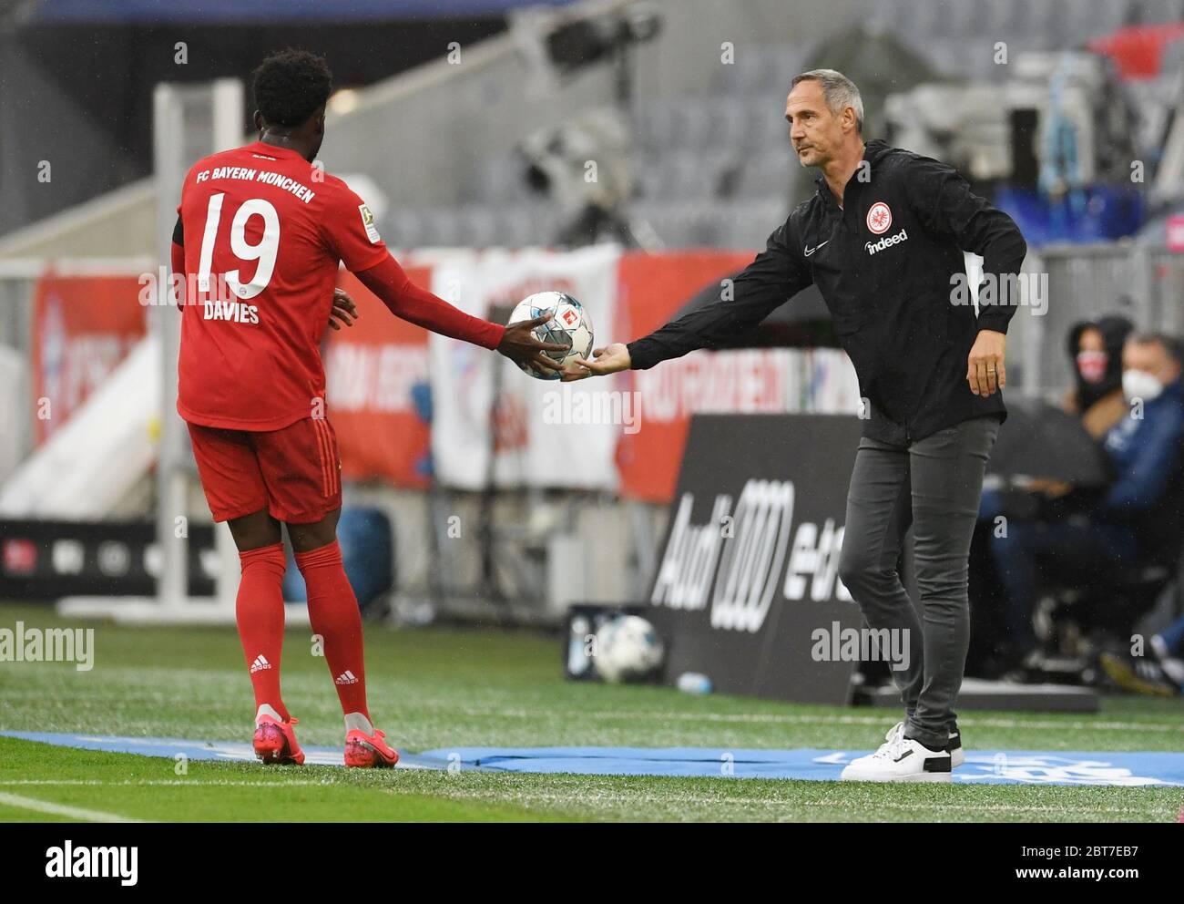 Munich, Allemagne. 23 mai 2020. Football: Bundesliga, 27ème jour de match, FC Bayern Munich - Eintracht Frankfurt, dans l'Allianz Arena. Alphonso Davies (l) de Bayern reçoit le ballon de l'entraîneur Adi Hütter de Francfort. Crédit : Andreas Gebert/Reuters-Pool/dpa - NOTE IMPORTANTE : Conformément aux règlements de la DFL Deutsche Fußball Liga et de la DFB Deutscher Fußball-Bund, il est interdit d'exploiter ou d'exploiter dans le stade et/ou à partir du jeu pris des photos sous forme d'images de séquence et/ou de séries de photos de type vidéo./dpa/Alay Live News Banque D'Images