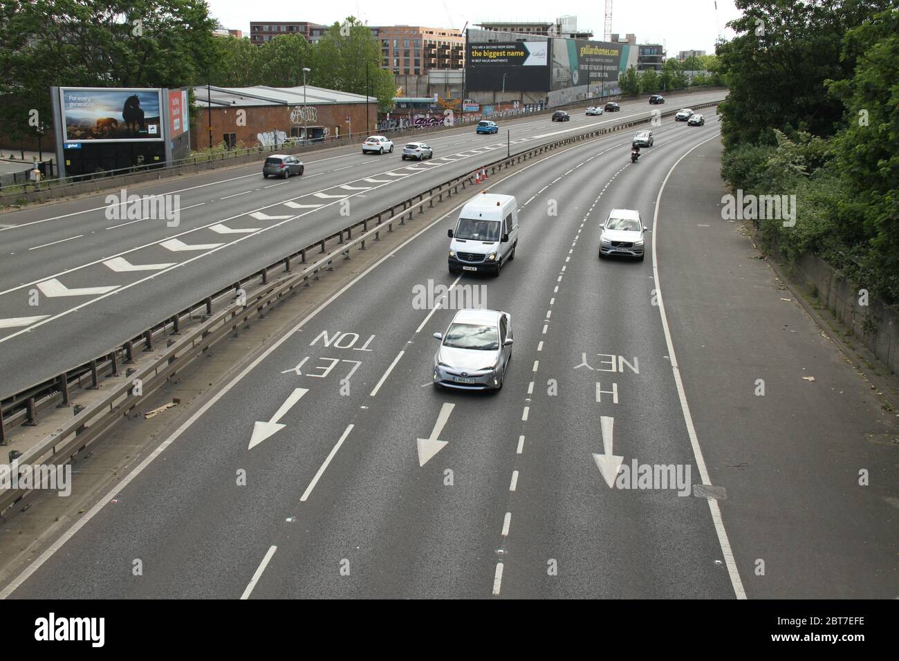 Londres - 23 mai 2020 : circulation légère sur l'A12 entre Stratford et Hackney. Avec la montée en hauteur du confinement en Angleterre, la circulation a commencé à gradullay avec certaines personnes qui ont choisi de conduire plus loin de chez elles après neuf semaines de l'isolement. Le gouvernement a demandé au public de « faire attention », car les mesures de confinement du coronavirus ont été partiellement assouplies en Angleterre. Photos: David Mbiyu / Alamy News en direct Banque D'Images