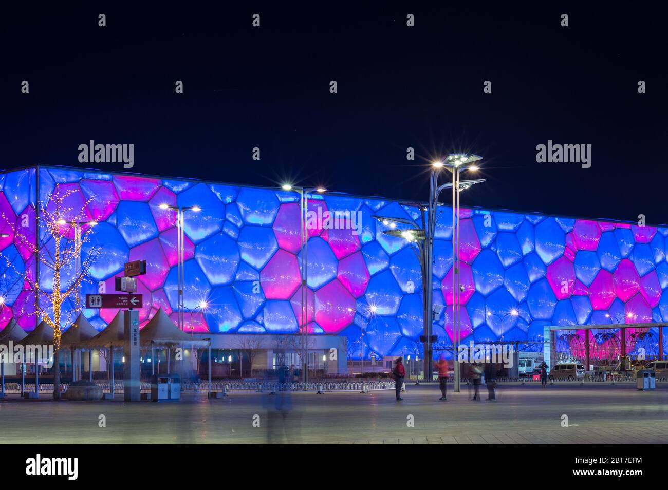 PÉKIN / CHINE - 7 février 2015 : vue de nuit du Centre aquatique national de Beijing (Cube d'eau) dans le Parc olympique de Beijing, lieu de baignade de la marque Banque D'Images