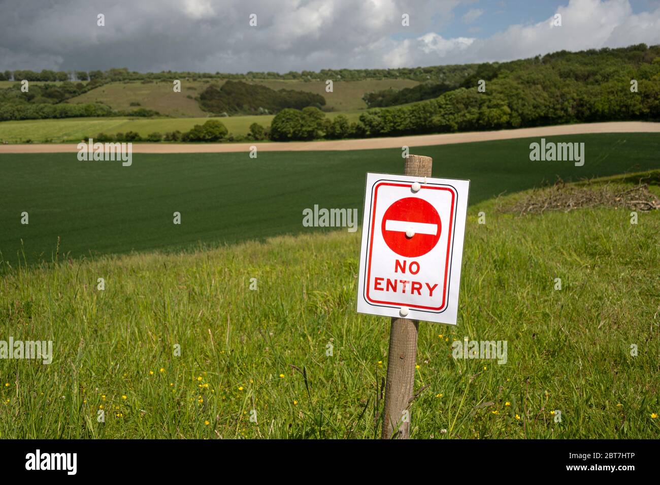 Signe rouge « pas d'entrée » par un champ, concept de campagne. Banque D'Images
