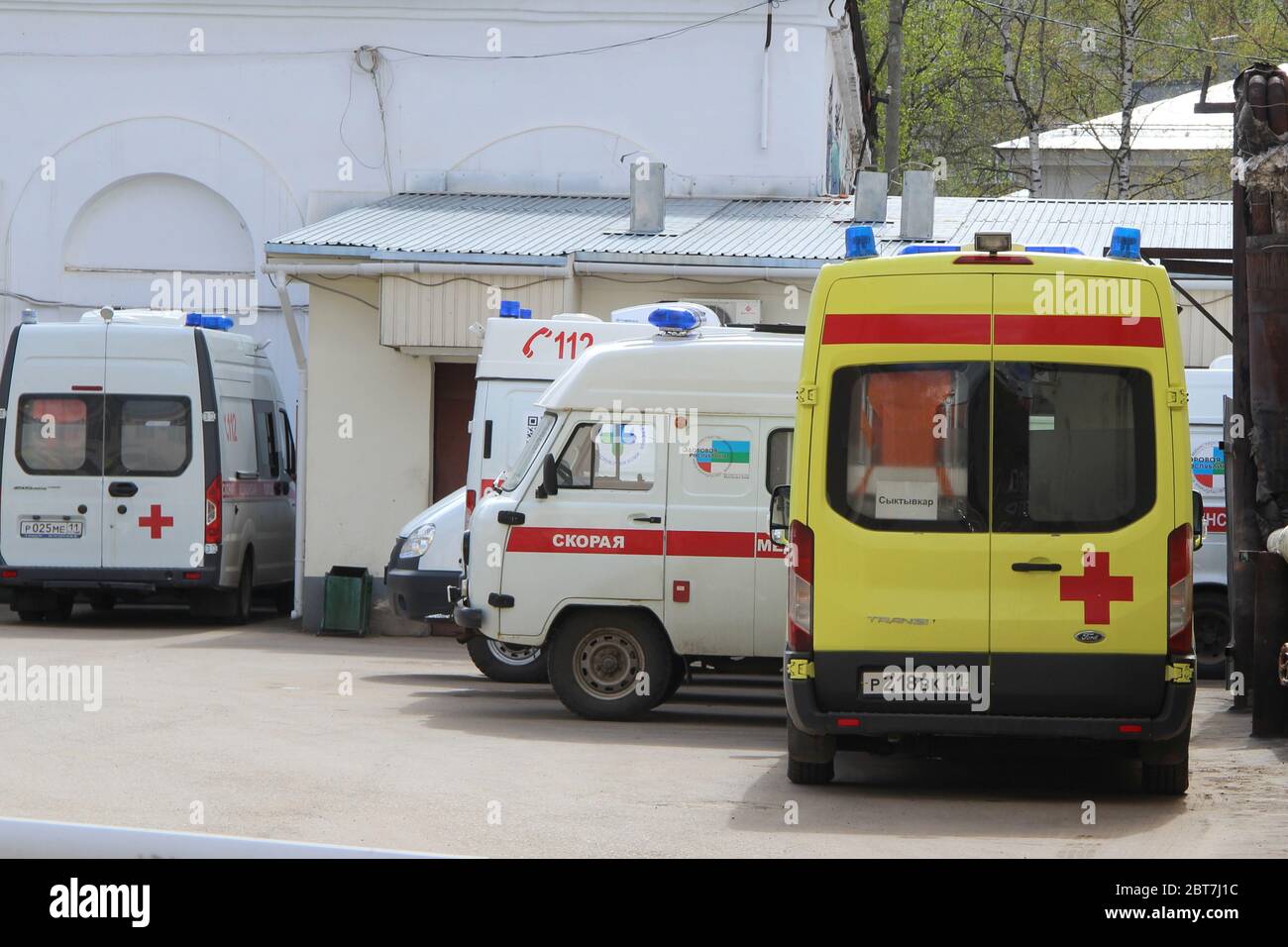 17-05-2020, Syktyvkar, Russie. De nombreuses ambulances avec une bande rouge avec des feux bleus clignotants sur une rue de ville en Russie. Banque D'Images