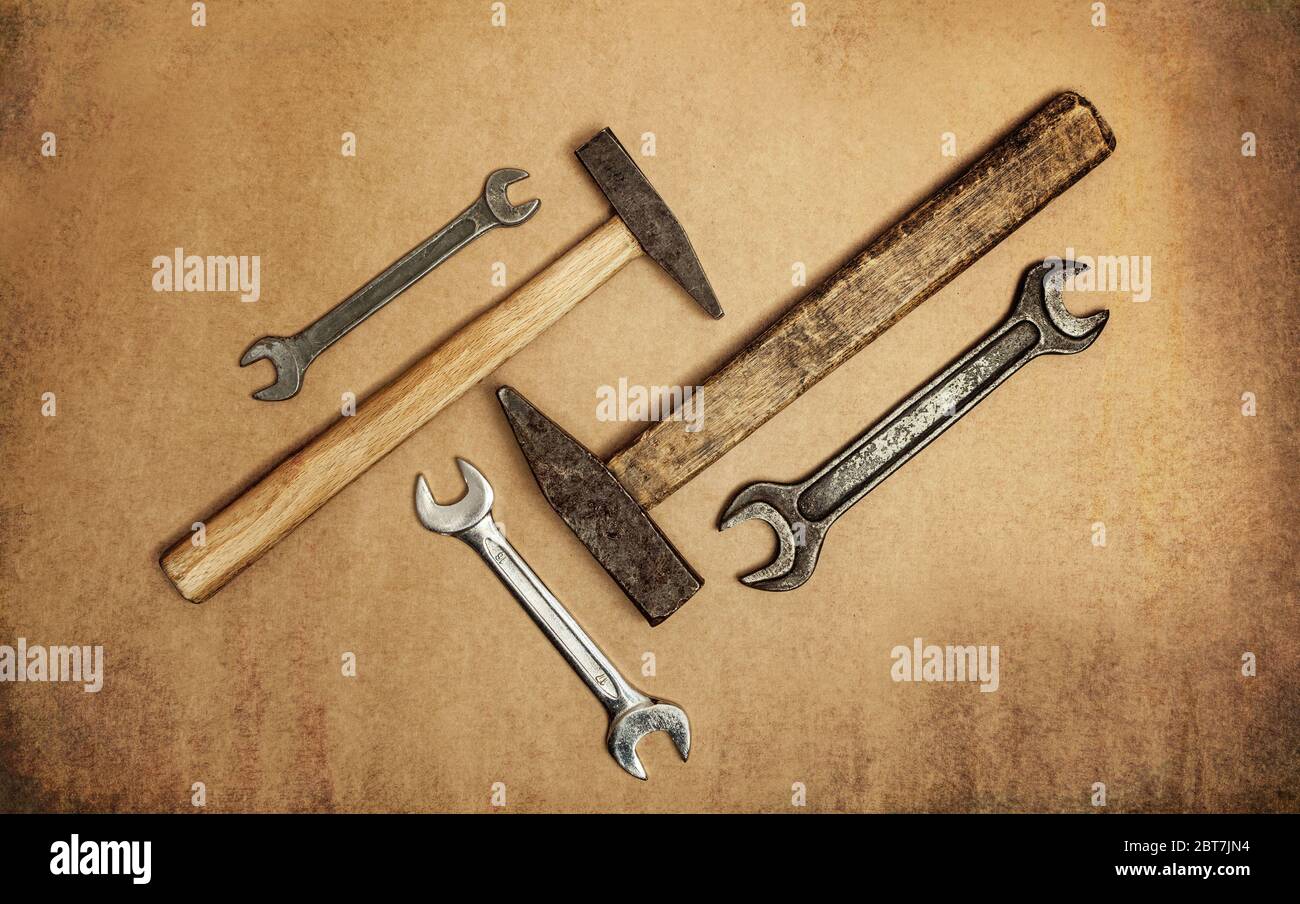 Divers outils à utiliser, marteaux anciens, clés. Gros plan sur un fond de papier artisanal Banque D'Images