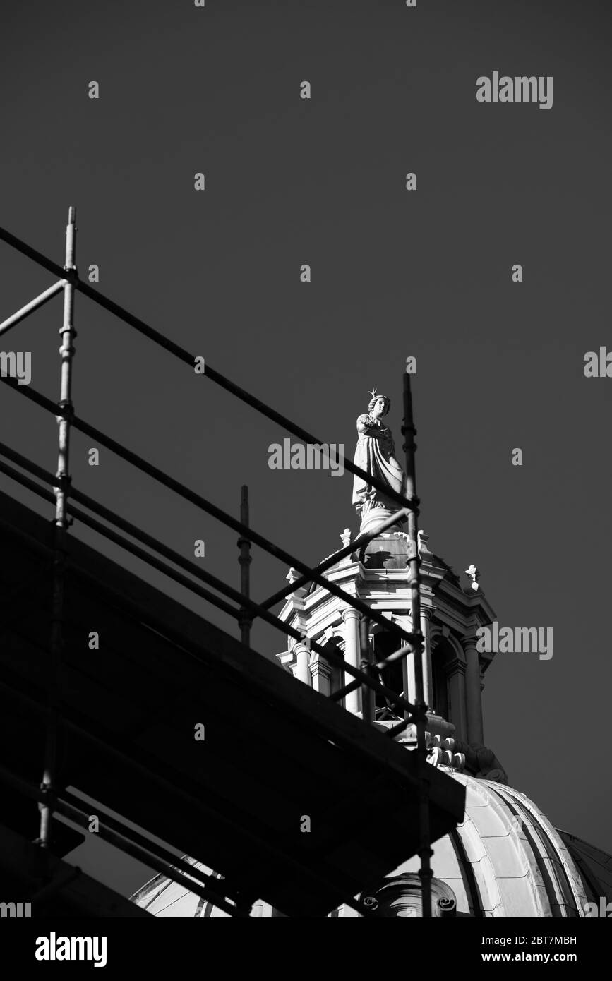 Statue de la déesse sur le toit en dôme de Lloyds Banking Group avec travaux de construction d'échafaudages à Édimbourg. Prise de vue spectaculaire en noir et blanc. Banque D'Images