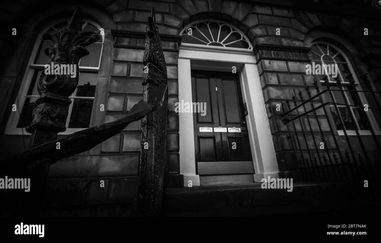 L'ancienne maison de l'écrivain d'opium et auteur de confessions of an opium Eater, Thomas de Quincy, Forres Street Edinburgh, sombre plan noir et blanc. Banque D'Images