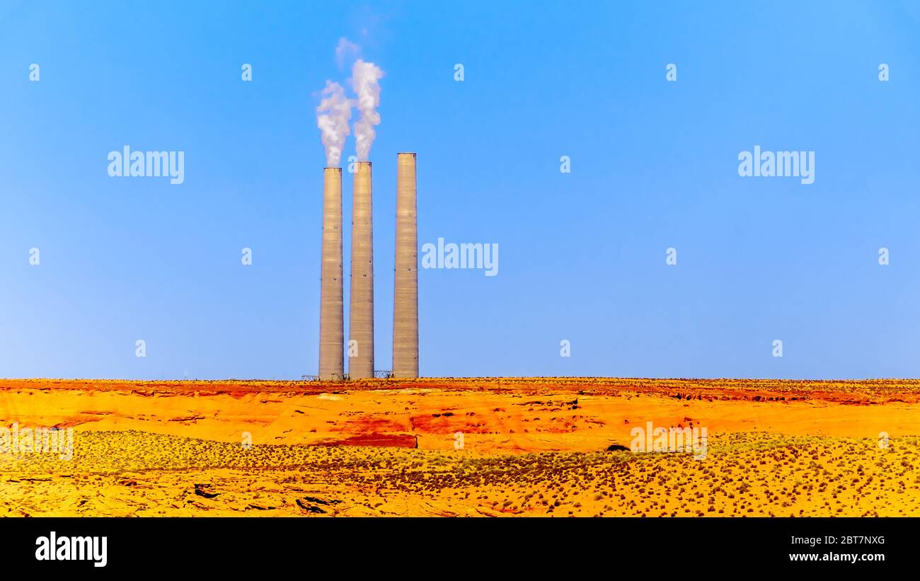 Cheminées du projet de la rivière Salt bientôt désaffectée - Station de puissance Navajo dans le paysage désertique près de page, Arizona. Une des trois unités Banque D'Images