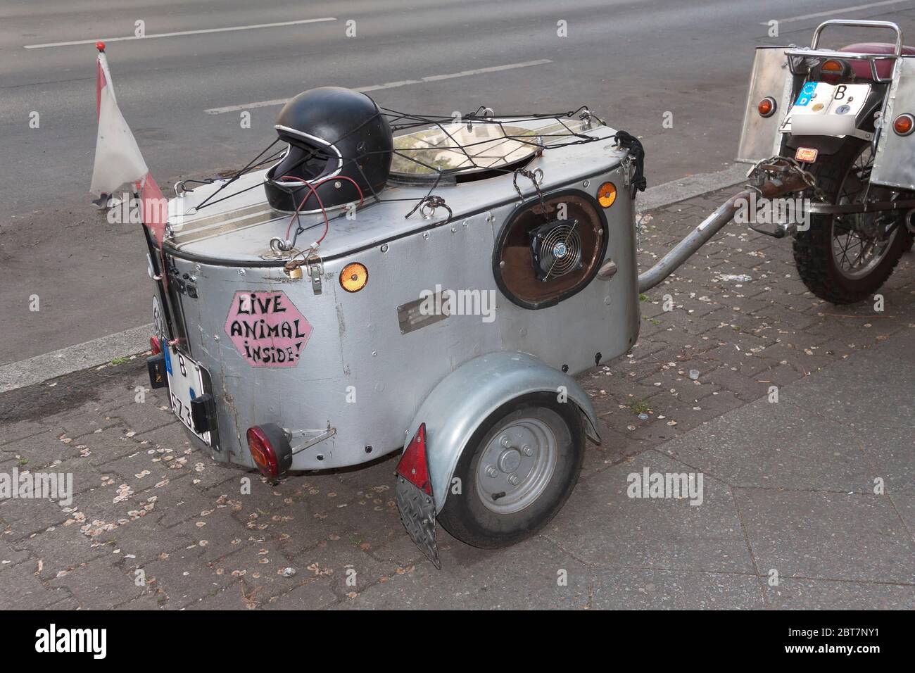 Remorque pour animaux vivants derrière une moto Photo Stock - Alamy