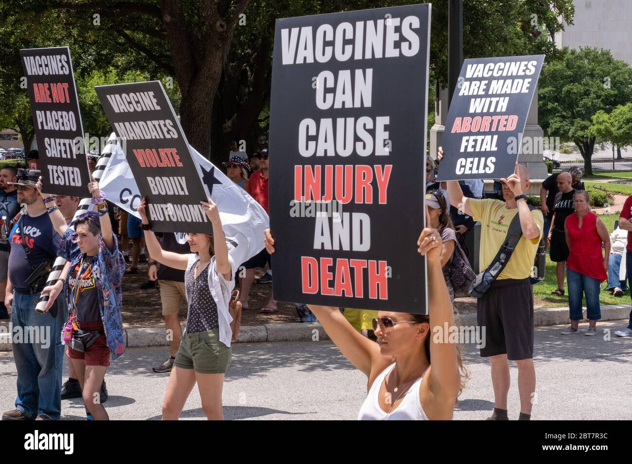 Austin, États-Unis. 23 mai 2020. Les manifestants anti-vaccination assistent au Texas Freedom Rally qui s'est tenu samedi au Capitole. Le rassemblement a présenté des discours sur la défense des libertés civiles texanes. JORDAN SIGLER/Alay Live News Banque D'Images