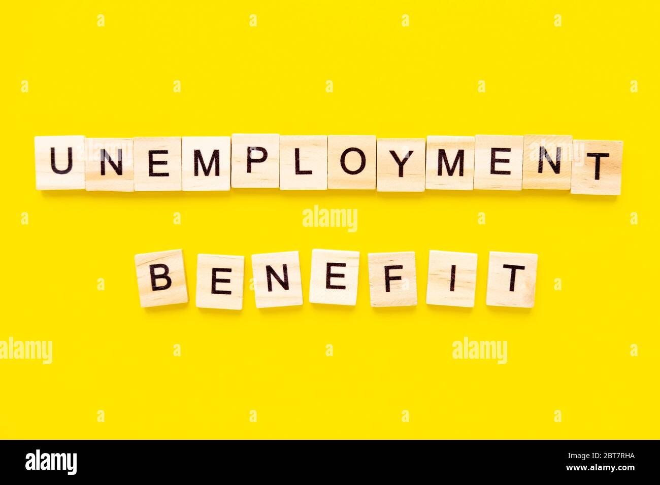 mots allocation chômage. Blocs en bois avec lettrage sur fond jaune. Gestion des ressources humaines et concept de recrutement et d'embauche Banque D'Images