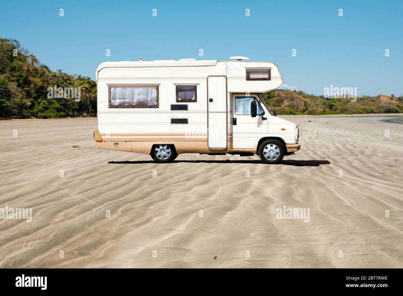 vieux bus de camping, camping-car à la plage Banque D'Images