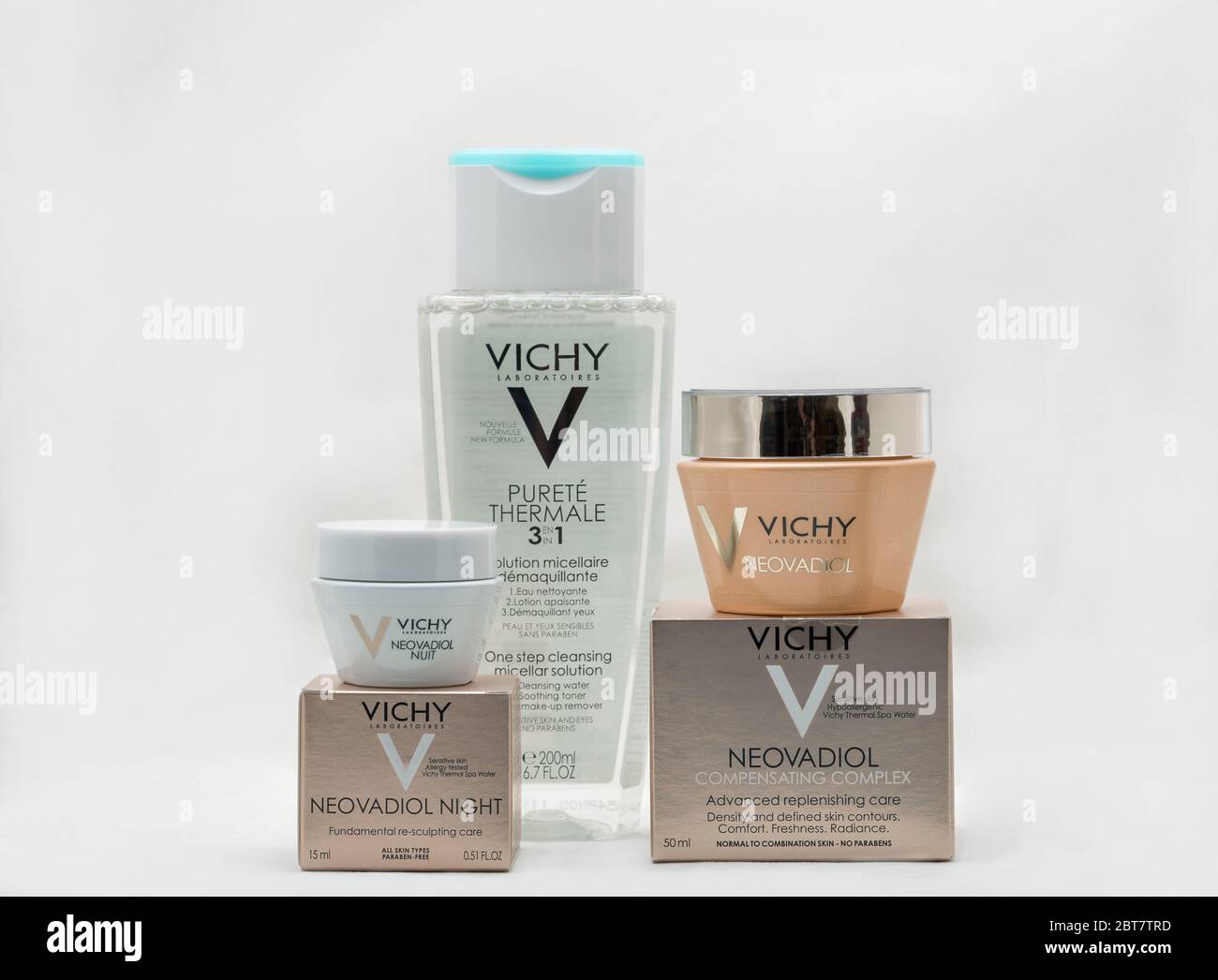 KIEV, UKRAINE - 27 OCTOBRE 2019 : Vichy laboratoires cosmétiques gros plan sur fond blanc. Vichy est une marque de soins de la peau, du corps, de make- Banque D'Images