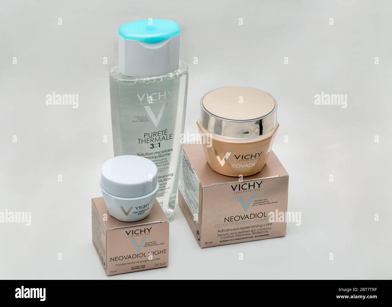 KIEV, UKRAINE - 27 OCTOBRE 2019 : Vichy laboratoires cosmétiques gros plan sur fond blanc. Vichy est une marque de soins de la peau, du corps, de make- Banque D'Images