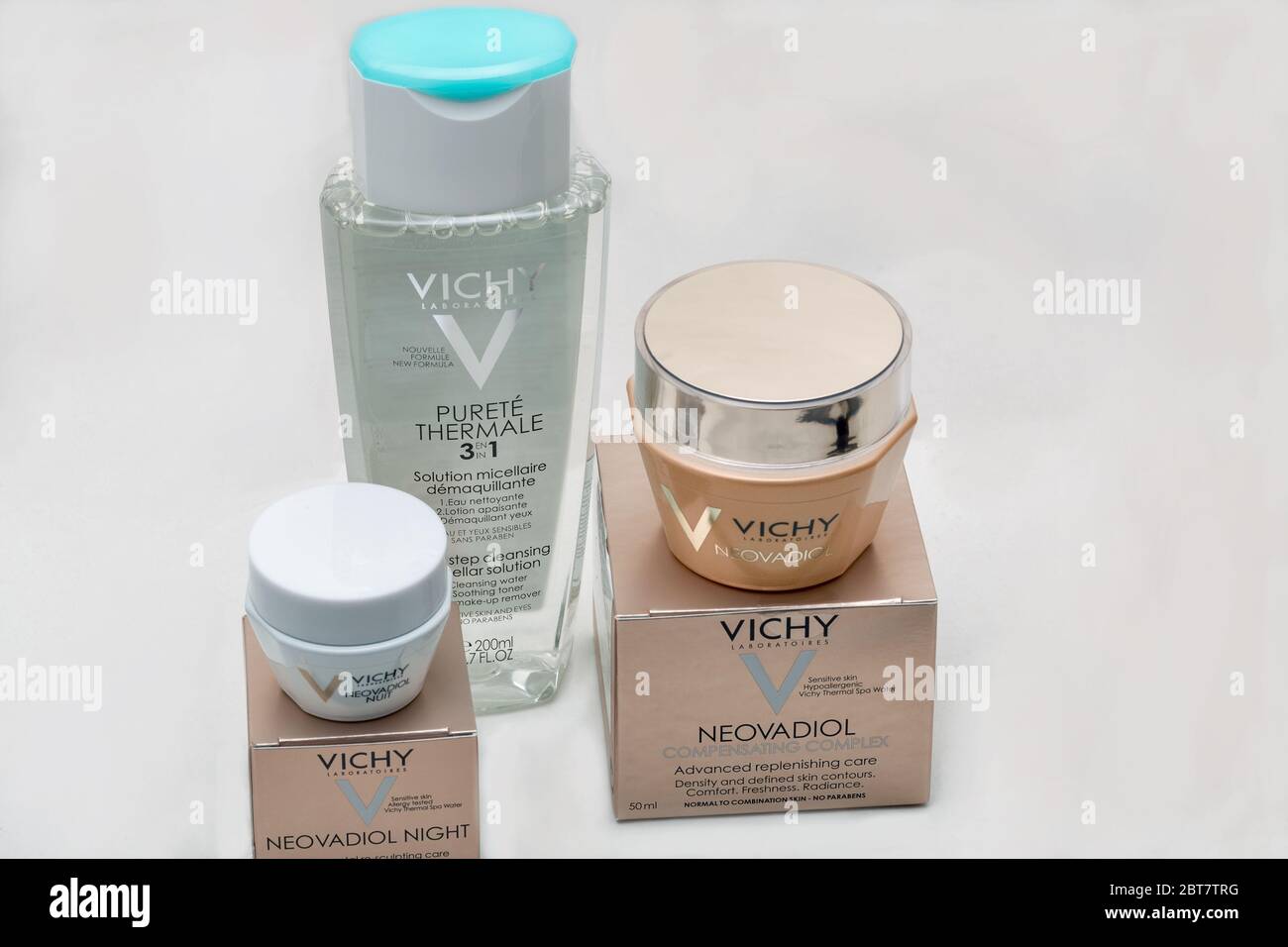 KIEV, UKRAINE - 27 OCTOBRE 2019 : Vichy laboratoires cosmétiques gros plan sur fond blanc. Vichy est une marque de soins de la peau, du corps, de make- Banque D'Images