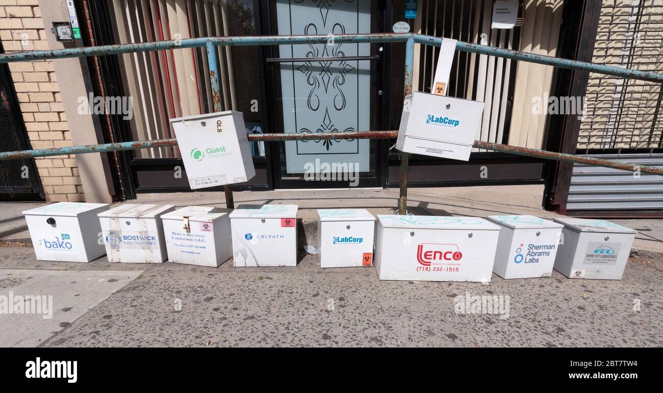 Une clinique à Washington Heights laisse des boîtes de conserve avec des échantillons pour les tests médicaux sur le trottoir qui seront ramassés par neuf laboratoires différents Banque D'Images