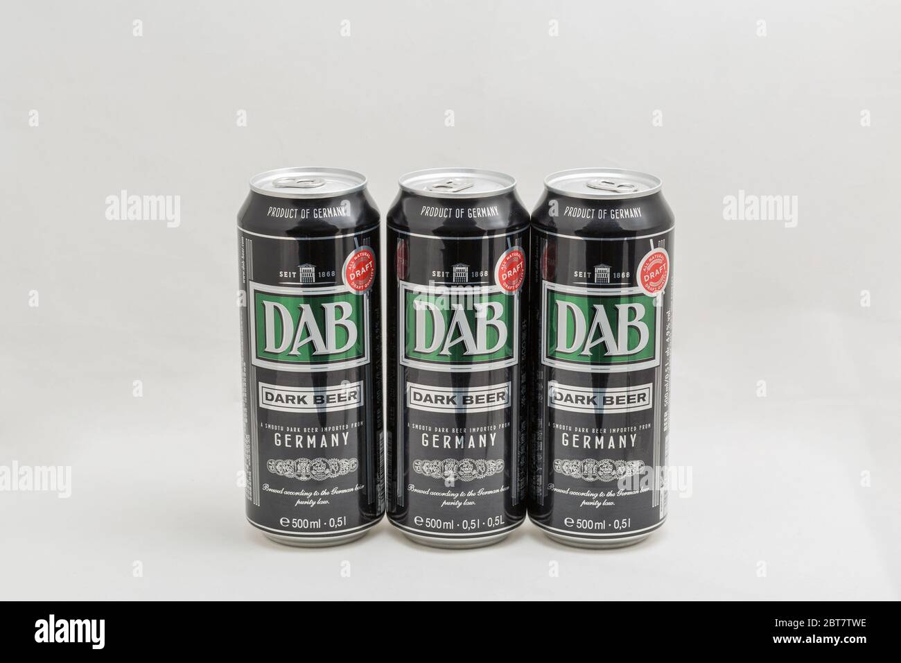 KIEV, UKRAINE - 31 DÉCEMBRE 2019 : DAB boîtes de bière allemande foncé gros plan sur fond blanc. Dortmunder Actien Brauerei est une brasserie allemande située dans le c Banque D'Images