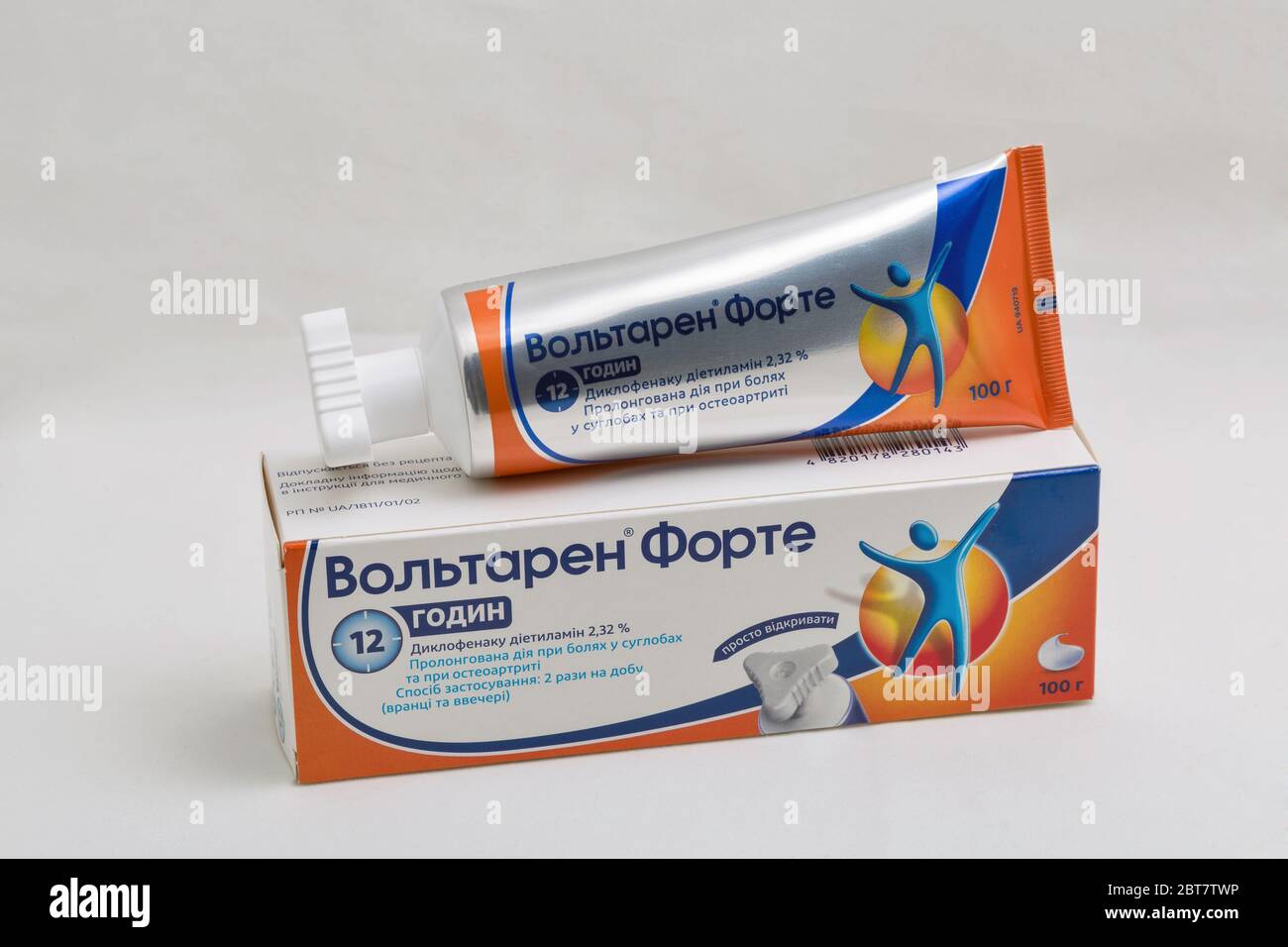 KIEV, UKRAINE - 31 DÉCEMBRE 2019: Voltaren forte tube d'emugel closeup sur fond blanc. C'est un gel anti-inflammatoire topique, contient di Banque D'Images