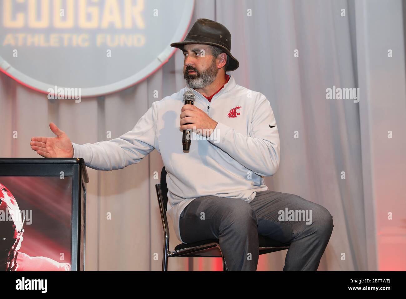 Nick Rolovich, entraîneur de football en chef nouvellement nommé à l'Université d'État de Washington, s'adresse à une foule de donateurs de l'UGSU lors d'un événement de collecte de fonds. Banque D'Images