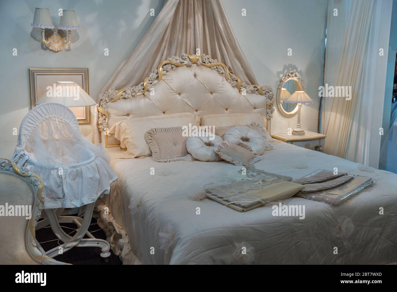 Chambre vide moderne élégante intérieur de style baroque avec lit de bébé  Photo Stock - Alamy