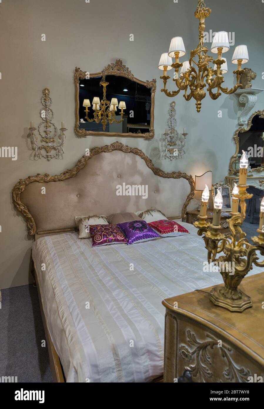 Chambre vide moderne élégante intérieur de style baroque avec lustre Photo  Stock - Alamy