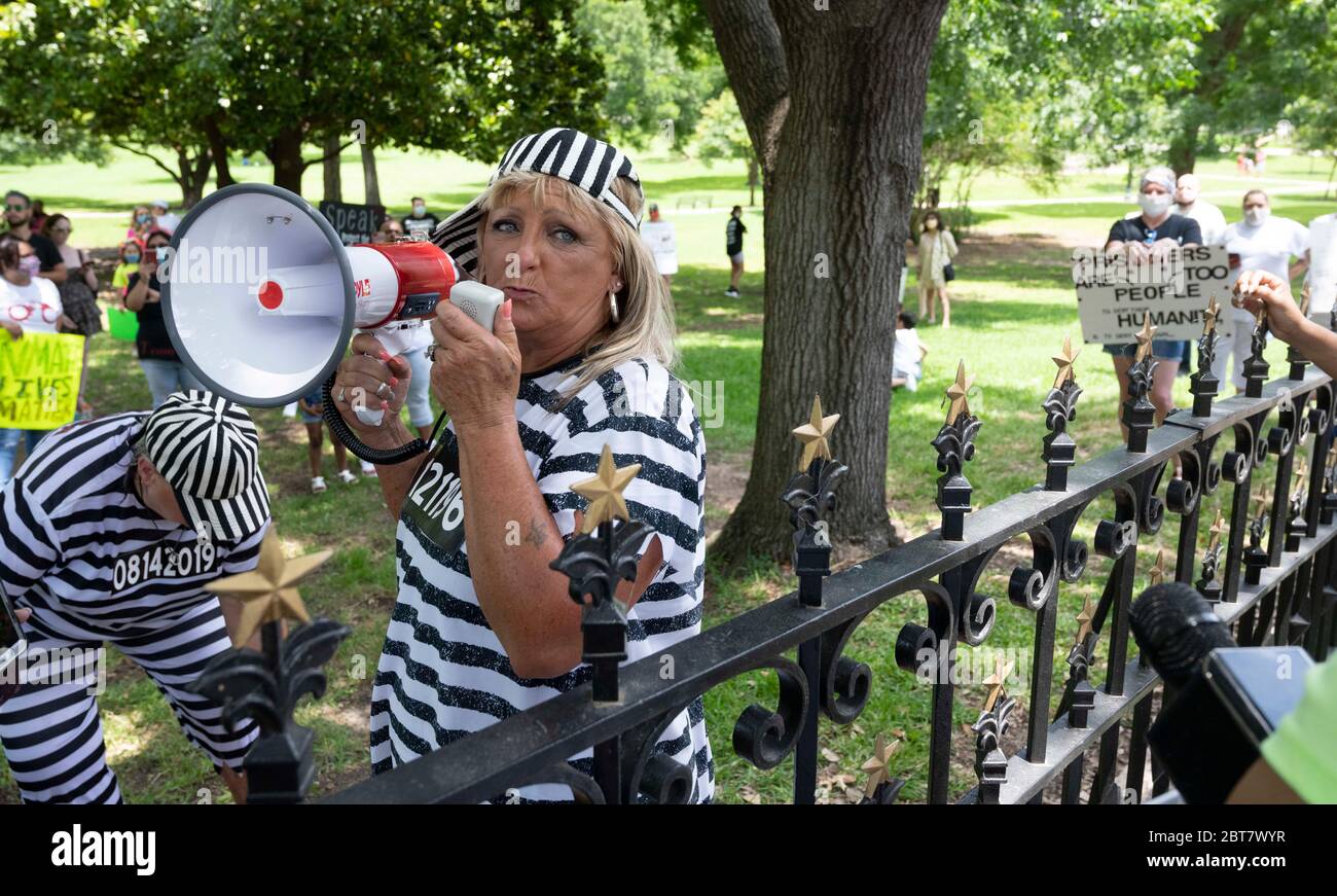 Austin, TX USA 23 mai 2020: Une coalition de groupes de défense des détenus du Texas se rassemble samedi 23 mai 2020 à la résidence du gouverneur du Texas pour protester contre la propagation rapide de la COVID-19 dans les prisons et le manque de protection des détenus pendant la pandémie. Des centaines de détenus texans ont fait des tests positifs et la distanciation sociale est impossible, disent les critiques. Crédit : Bob Daemmrich/Alay Live News Banque D'Images