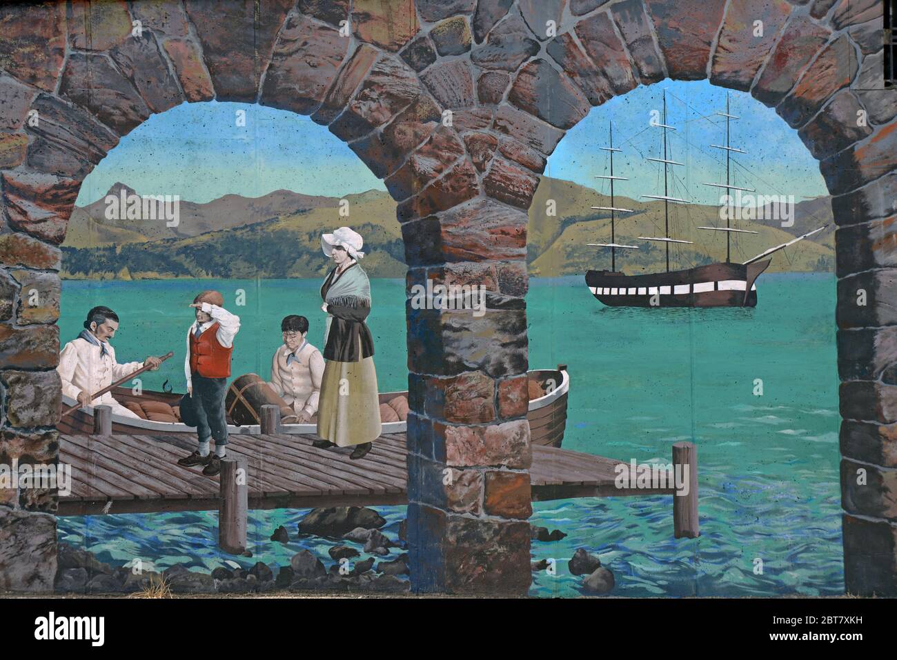 LYTTLETON, NOUVELLE-ZÉLANDE, 25 FÉVRIER 2020 : une murale peinte sur le pont près de Pilgrim Rock, un monument aux premiers Canterbury Pilgrims qui s'est installé Banque D'Images