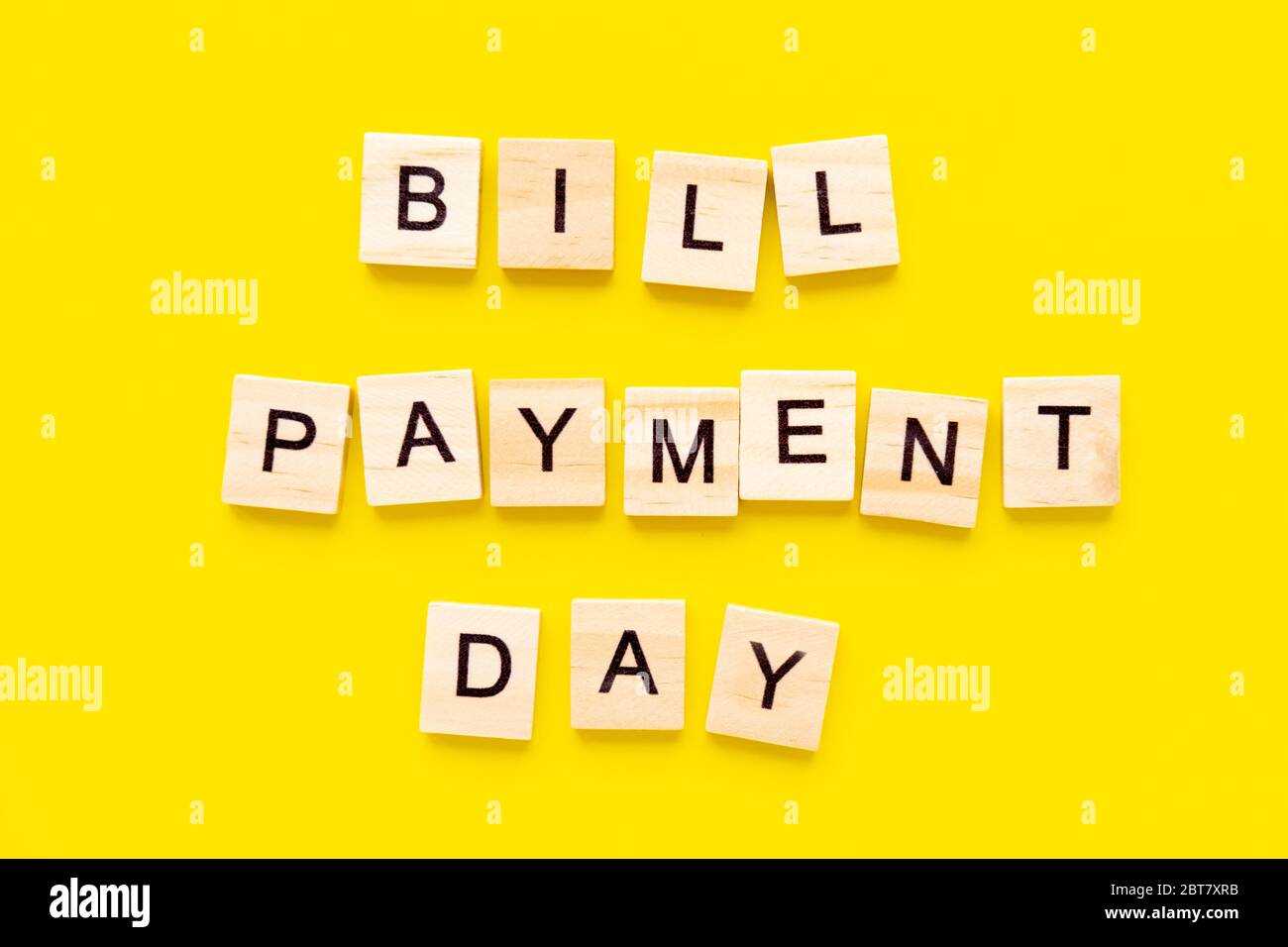 Jours de paiement de la facture de mots. Blocs en bois avec lettrage sur fond jaune. concept de finance Banque D'Images