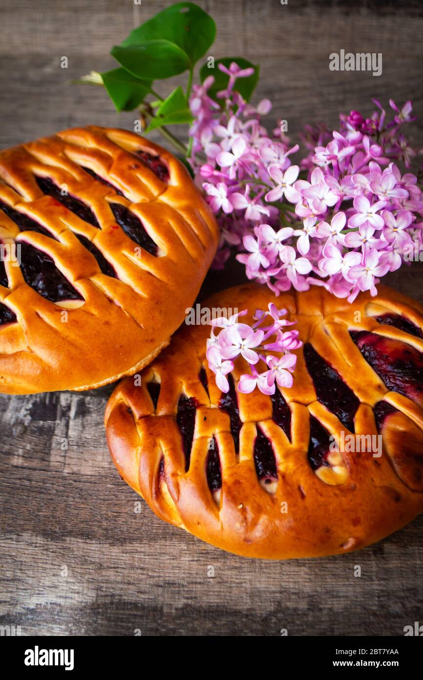 Pâte brioche au cassis, avec fleurs de lilas violets, image verticale Banque D'Images