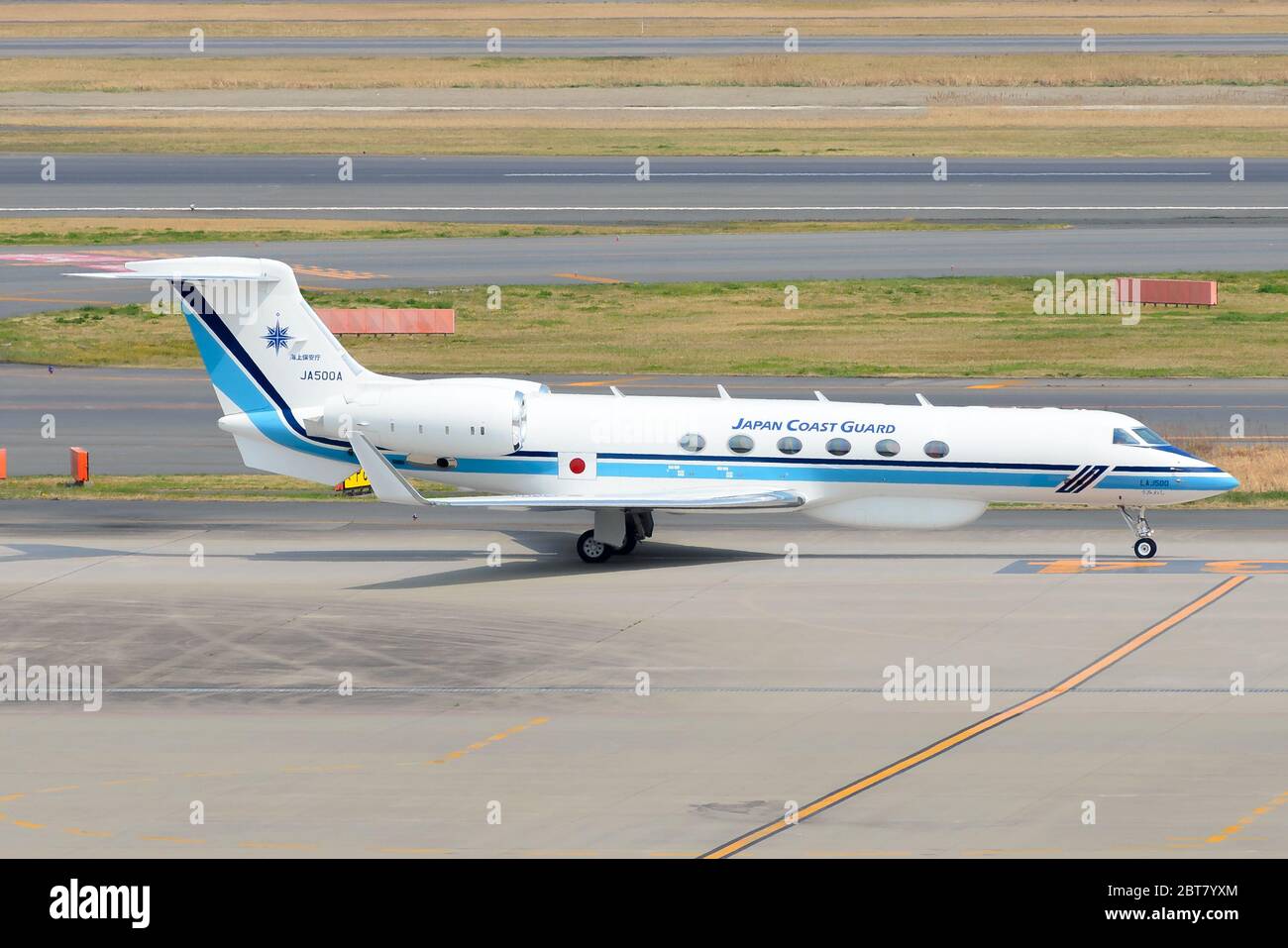 Transport en taxi de la Garde côtière japonaise Gulfstream V (G-V) à l'aéroport de Tokyo Haneda. Avion utilisé pour le transport VIP japonais. Avion enregistré comme JA500A. Banque D'Images