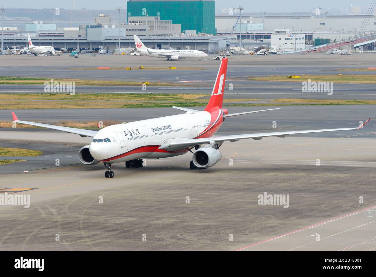 Airbus A330 B-6097 de Shanghai Airlines en provenance de l'aéroport de Pudong en Chine. Envergure de l'avion. Avion de Shangai Airlines. Banque D'Images Airbus A330 B-6097 de Shanghai Airlines en provenance de l'aéroport de Pudong en Chine. Envergure de l'avion. Avion de Shangai Airlines. Banque D'Images