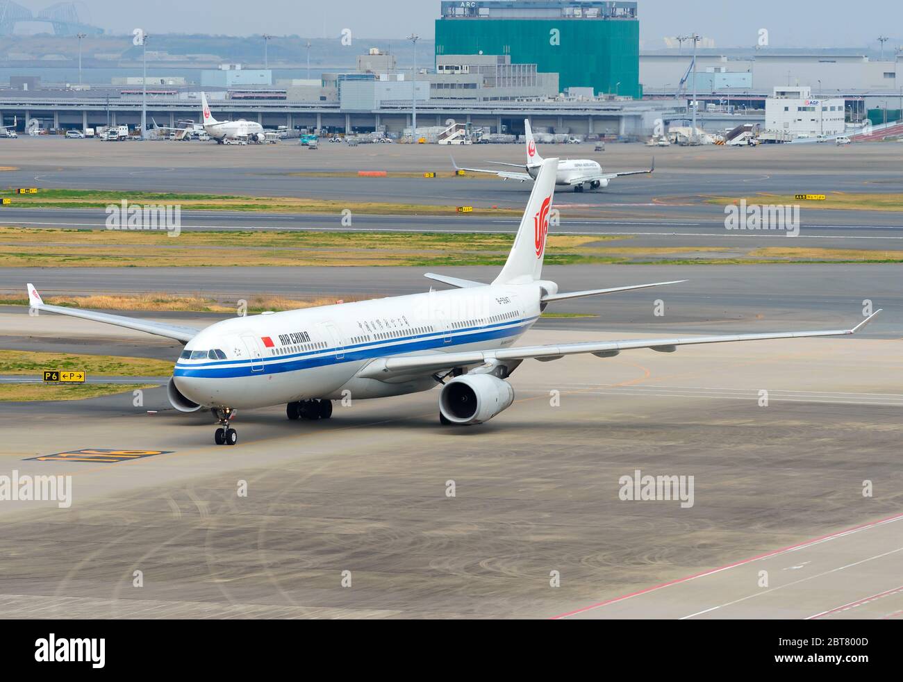Air China Airbus A330 à l'aéroport Haneda Tokyo Japon. B-5947 avion de la compagnie aérienne chinoise. Décoration classique. Banque D'Images Air China Airbus A330 à l'aéroport Haneda Tokyo Japon. B-5947 avion de la compagnie aérienne chinoise. Décoration classique. Banque D'Images