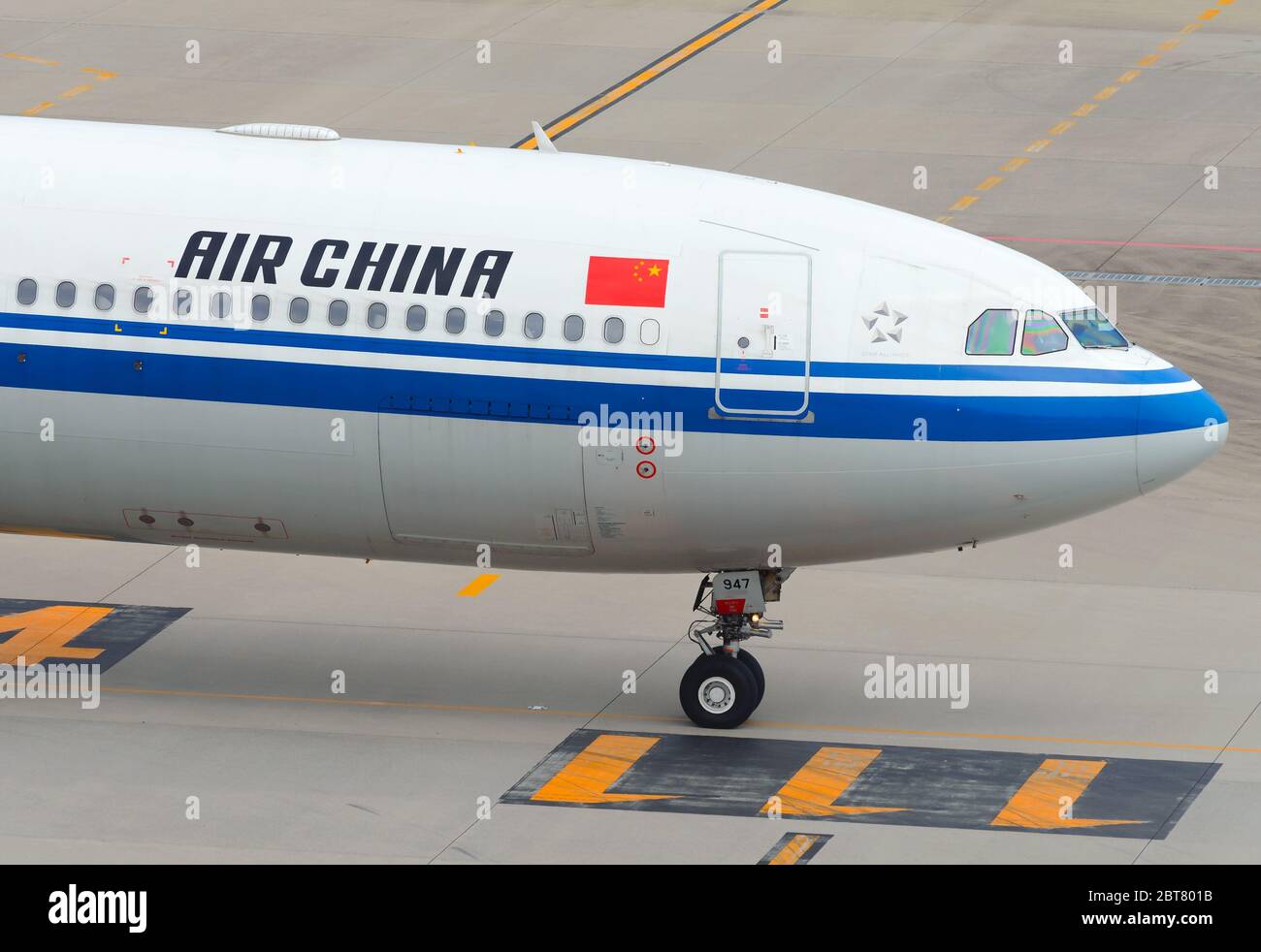 Vue rapprochée de la cabine de l'Airbus A330 d'Air China affichant le logo et le drapeau de l'aéroport Haneda Tokyo Japon. Avion B-5947. La compagnie aérienne chinoise est un modèle classique. Banque D'Images Vue rapprochée de la cabine de l'Airbus A330 d'Air China affichant le logo et le drapeau de l'aéroport Haneda Tokyo Japon. Avion B-5947. La compagnie aérienne chinoise est un modèle classique. Banque D'Images