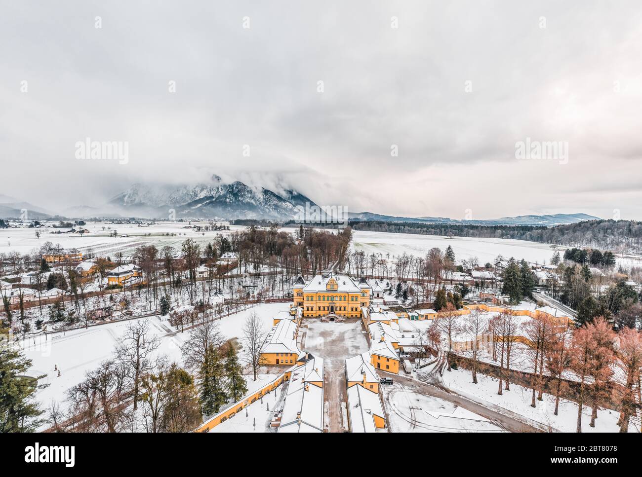 Vue aérienne de Schloss Hellbrunn couverte de neige avec vue sur Untersberg près de la périphérie de Salzbourg en hiver Banque D'Images