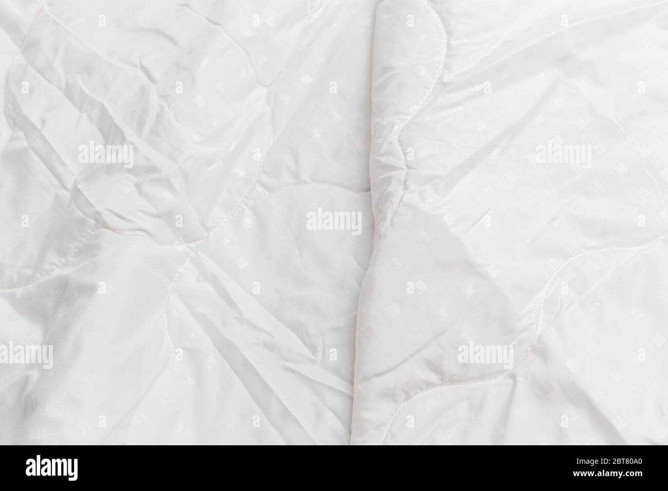 Couverture en tissu blanc avec mise au point sélective et arrière-plan flou Banque D'Images