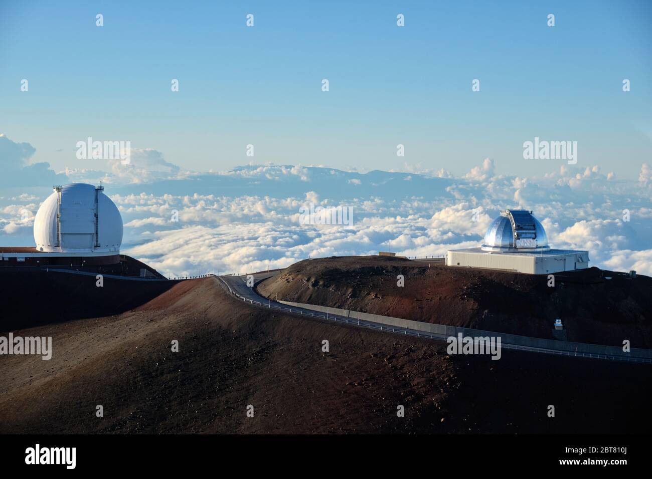 Mauna Kea Observatoires (Subaru et Keck I) au-dessus des nuages Banque D'Images