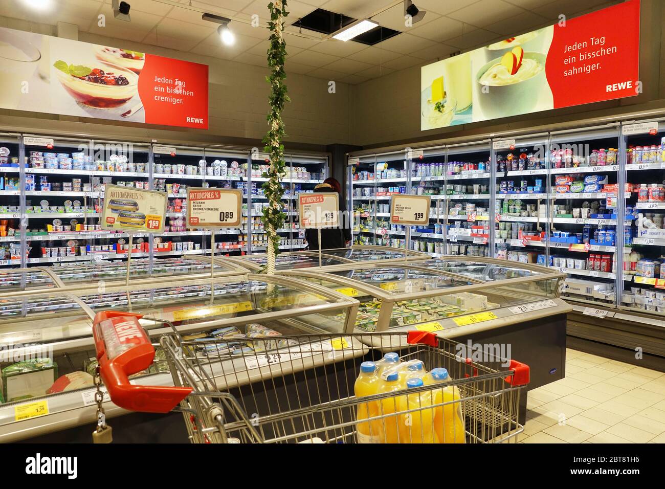 Intérieur du supermarché REWE Banque D'Images