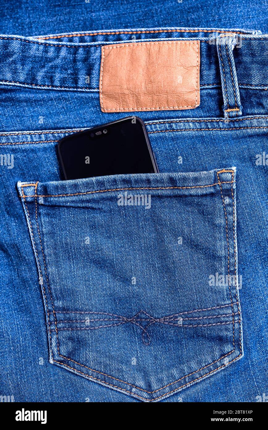 Gros plan sur la poche arrière du Jean, pantalon en denim bleu classique,  avec smartphone Photo Stock - Alamy