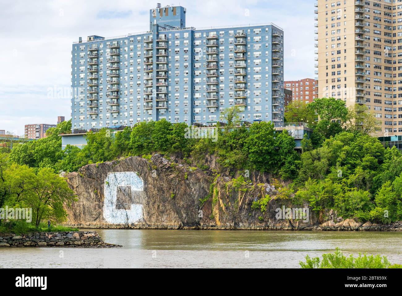 Bâtiment résidentiel bleu près de la promenade Henry Hudson et du parc Inwood Hill. Banque D'Images