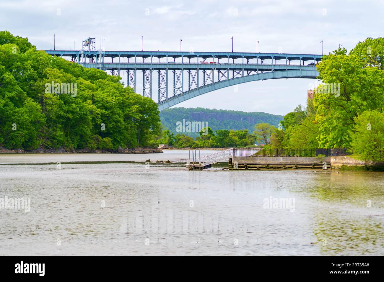 Journée d'été pittoresque image du pont Henry Hudson situé dans le parc Inwood Hill de Manhattan. Banque D'Images