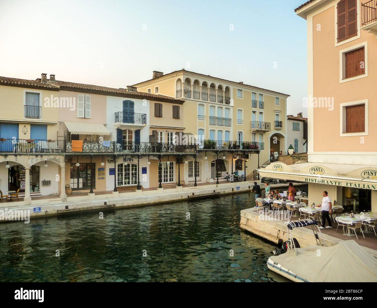 Vue sur Port Grimaud, connue sous le nom de Venise de Provence au crépuscule, France Banque D'Images