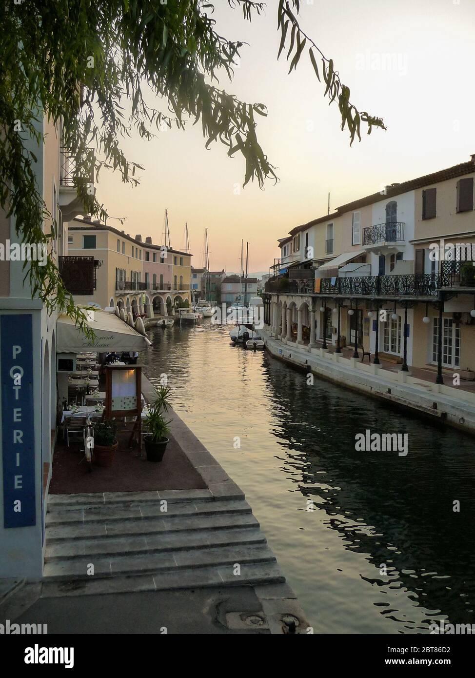 Vue sur Port Grimaud, connue sous le nom de Venise de Provence au coucher du soleil, en France Banque D'Images