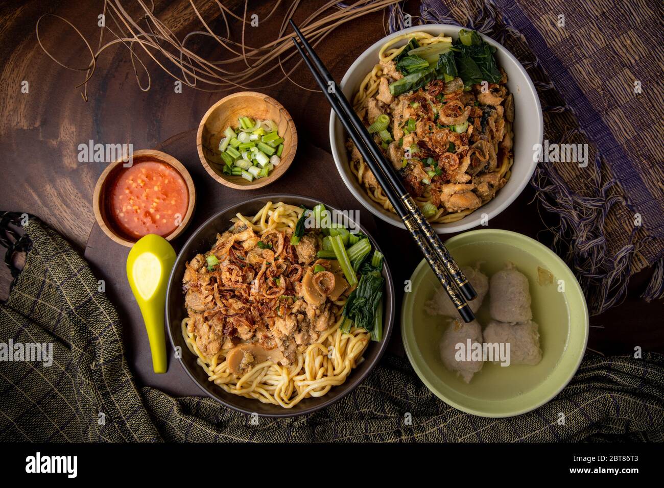 Poulet traditionnel indonésien nouilles ou bakmi mie ayam avec baso ou boule de boeuf Banque D'Images Poulet traditionnel indonésien nouilles ou bakmi mie ayam avec baso ou boule de boeuf Banque D'Images
