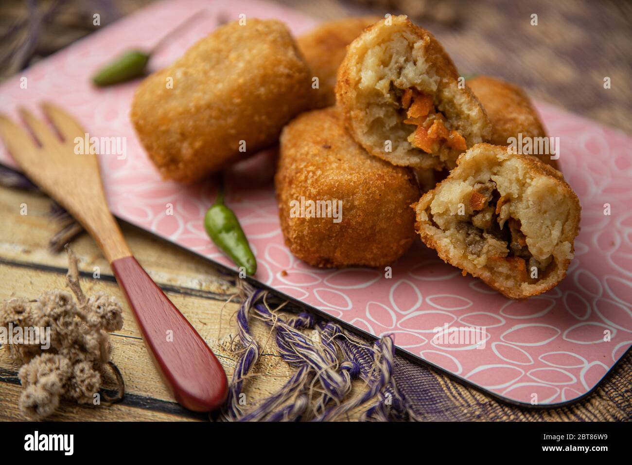 Rissole, risol, risoles dans le style asiatique asiatique comme en-cas ou hors-d'œuvre et dessert en Indonésie et la cuisine traditionnelle malaise Banque D'Images Rissole, risol, risoles dans le style asiatique asiatique comme en-cas ou hors-d'œuvre et dessert en Indonésie et la cuisine traditionnelle malaise Banque D'Images