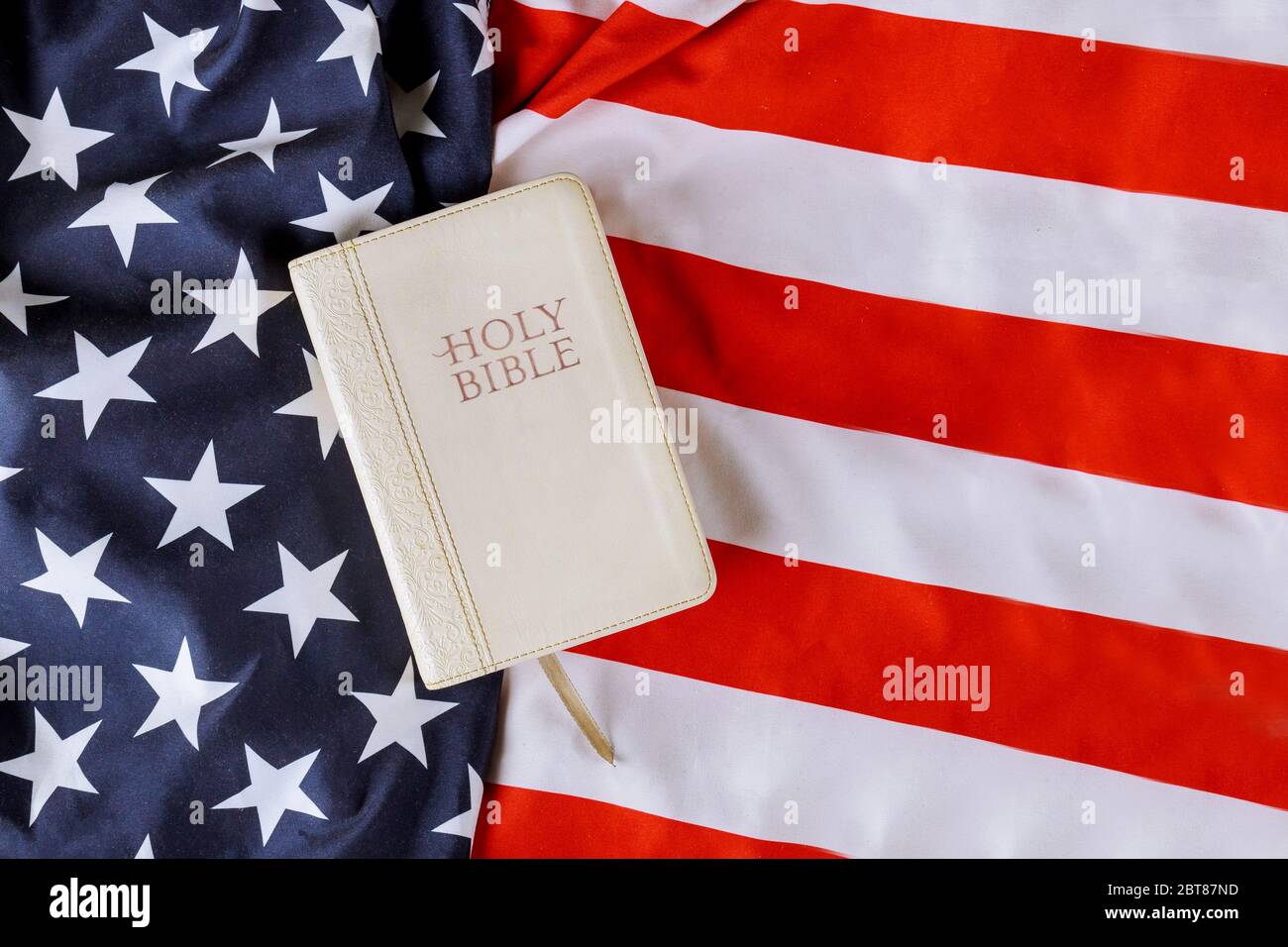 Drapeau américain comme une prière pour l'amérique dans la Sainte Bible sur fond de drapeau Banque D'Images