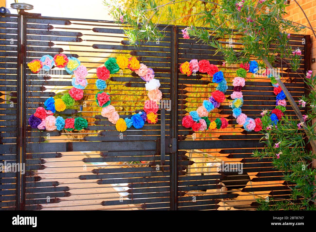 Portes du lycée de la ville avec fleurs célébrant les 2020 graduations Banque D'Images